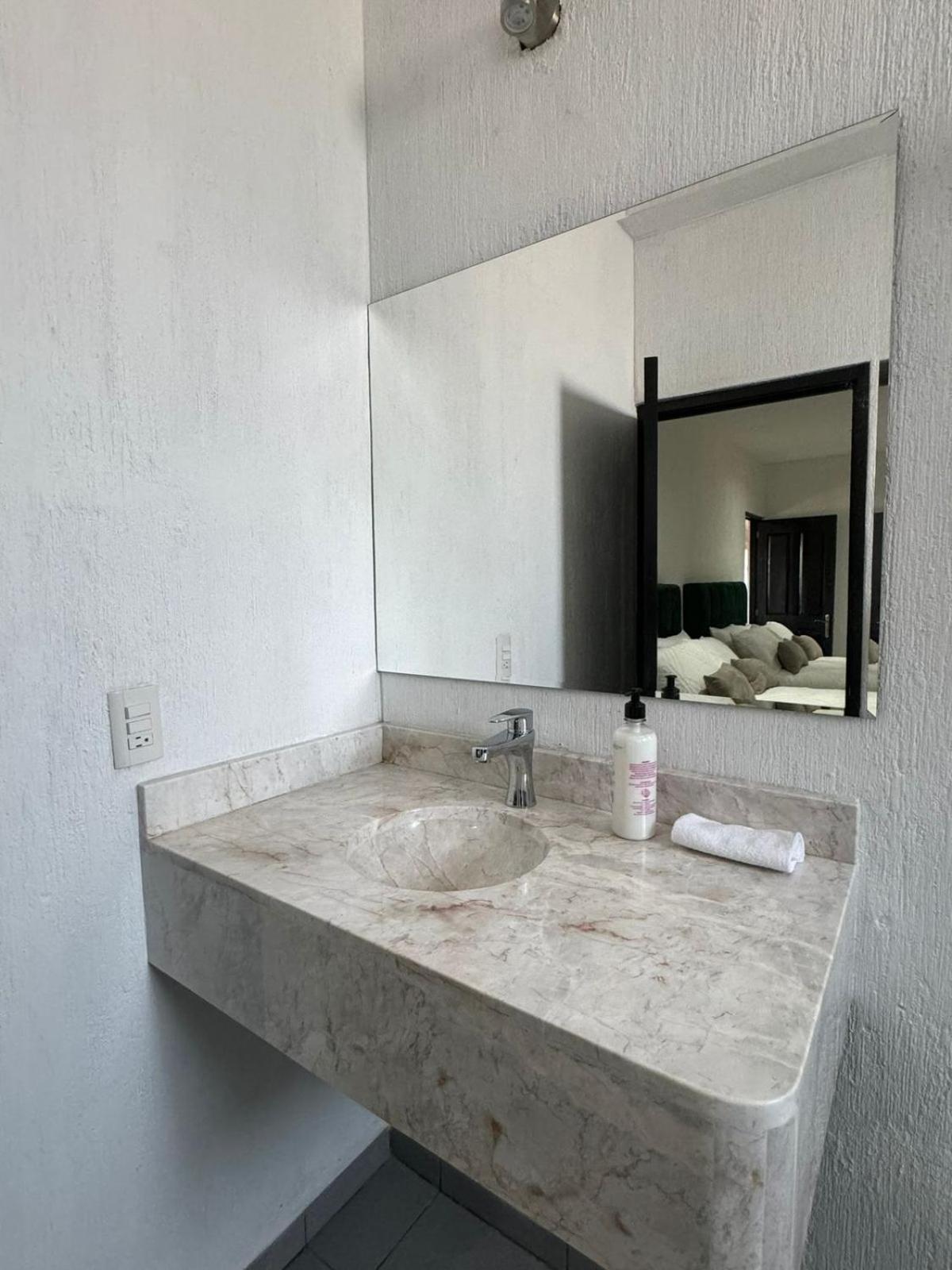 Suite Los Angeles เตโกซาอุตลา ภายนอก รูปภาพ